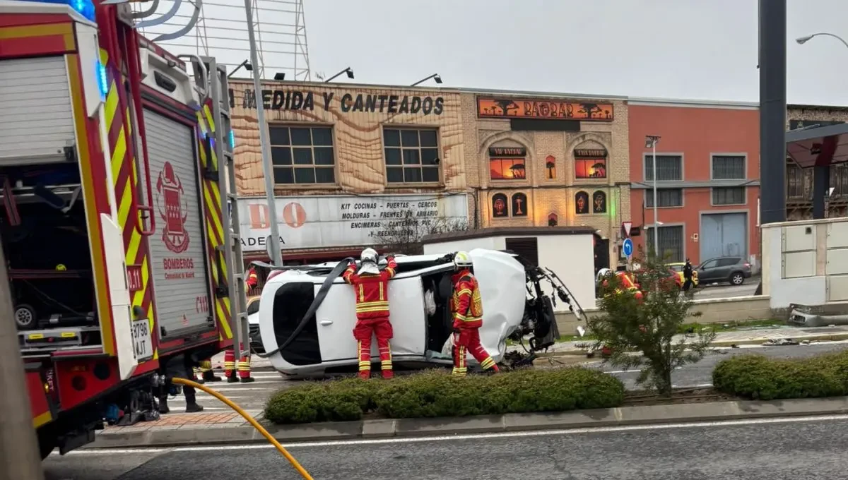 Un hombre de 42 años resulta herido tras volcar su coche en la calle Móstoles de Fuenlabrada