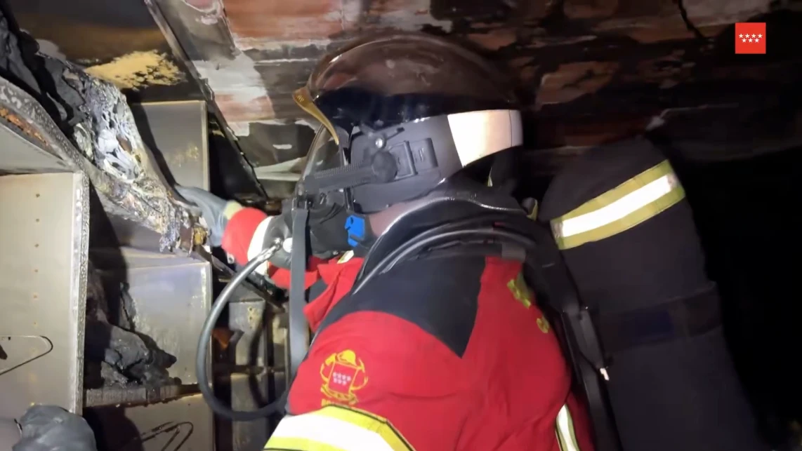 Un incendio en un piso de Fuenlabrada deja una herida leve y obliga a desalojar a 25 vecinos durante la noche