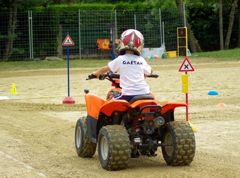 Mini quads y bicis eléctricas: la nueva aventura sobre ruedas para los más pequeños